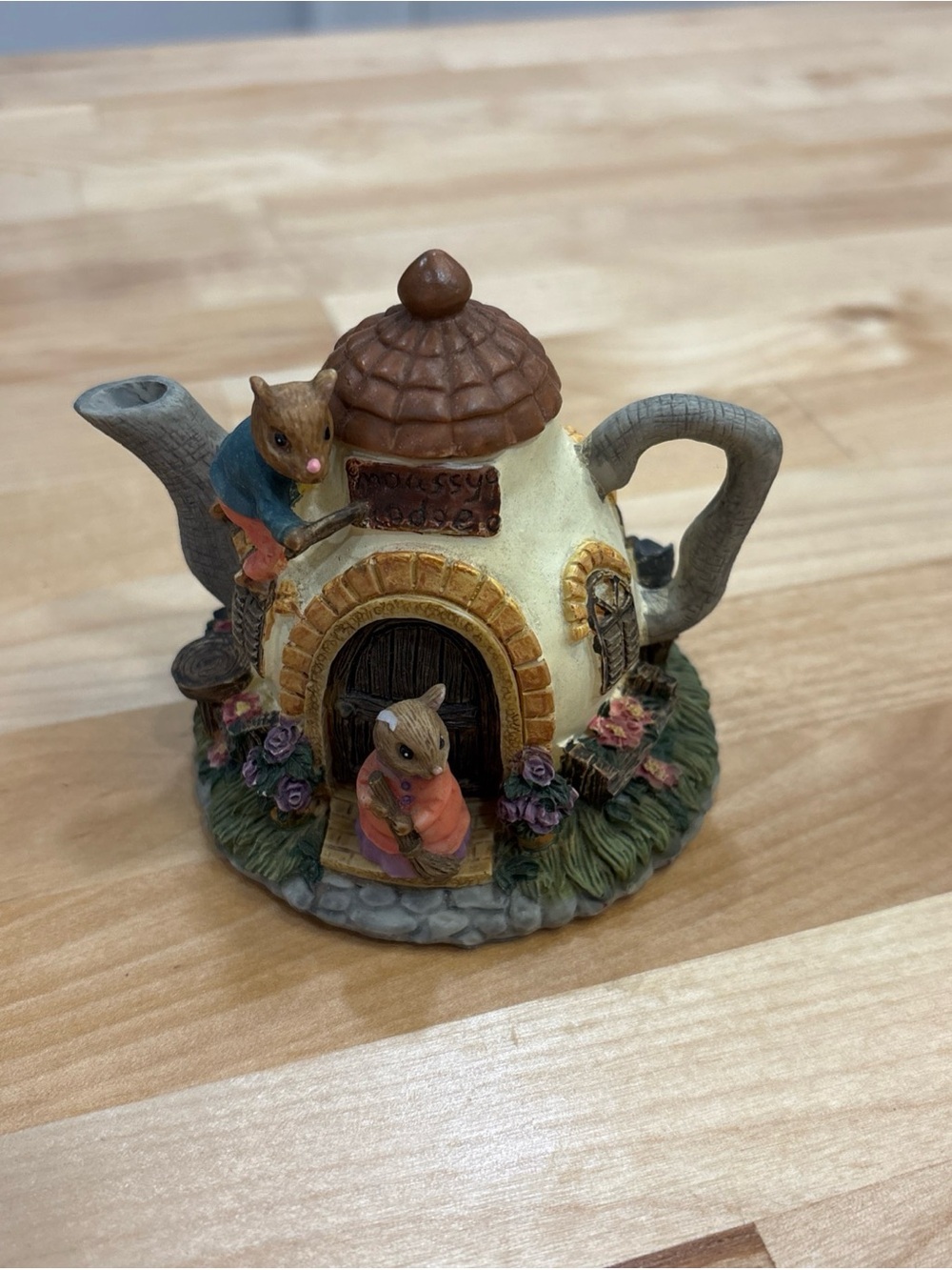 DEZINE-Charming Miniature Teapot-w/Mice-“MOUSSY LODGE”